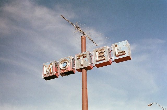 motel-pylon-sing
