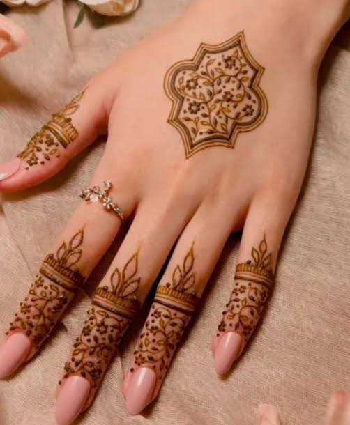 Arabic-Style Simple Mehndi Design